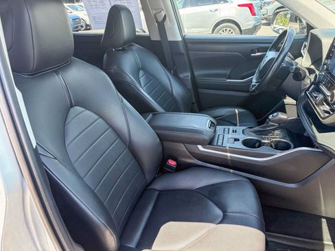 Used 2021 Toyota Highlander XLE AWD/4WD image 16
