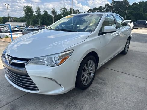 Used 2017 Toyota Camry XLE w/ Moonroof Package FWD image 3