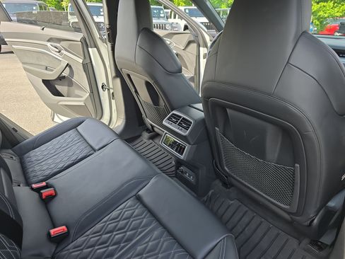 Used 2022 Audi e-tron S Prestige AWD/4WD image 11