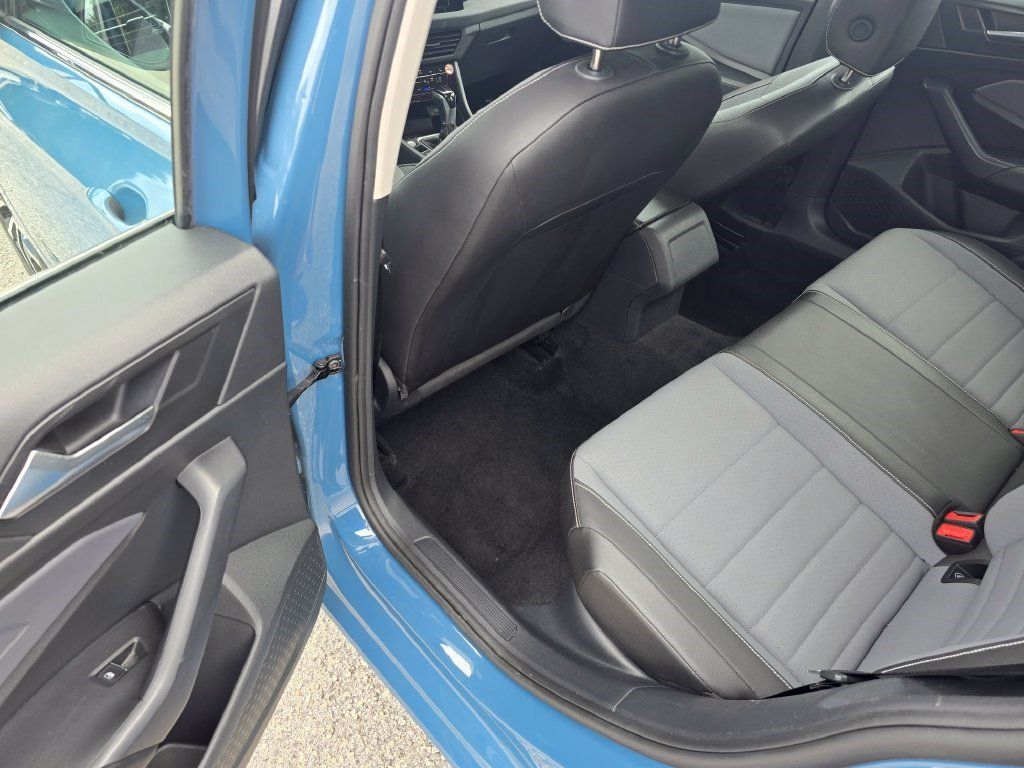 Used 2025 Volkswagen Jetta SE FWD image 27