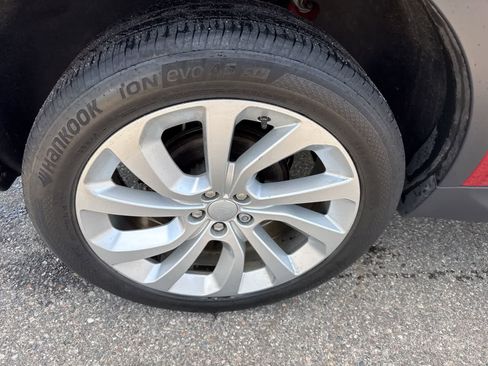 Used 2020 Land Rover Discovery Sport SE image 11