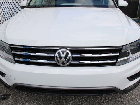 Used 2018 Volkswagen Tiguan SE w/ Panoramic Sunroof Package image 6