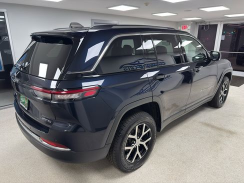 Used 2023 Jeep Grand Cherokee Limited w/ Luxury Tech Group II image 3