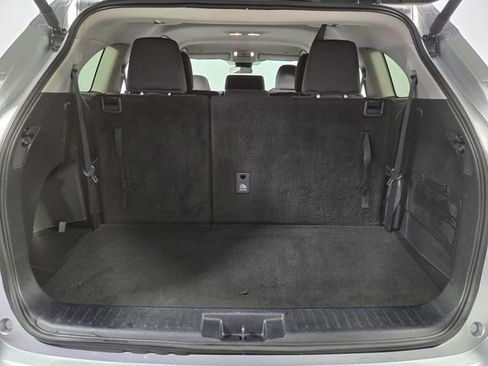 Used 2024 Toyota Highlander LE image 27