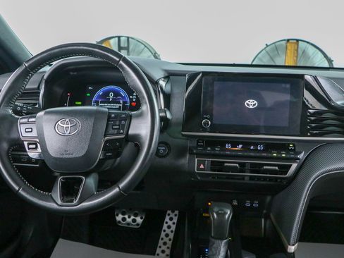Used 2025 Toyota Camry SE w/ Convenience Package FWD image 17