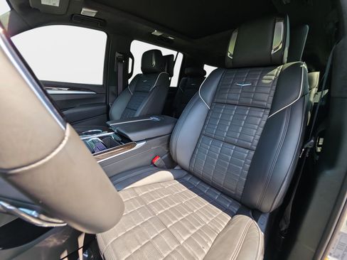 Used 2025 Cadillac Escalade ESV Sport Platinum w/ LPO, ONYX Package AWD/4WD image 17