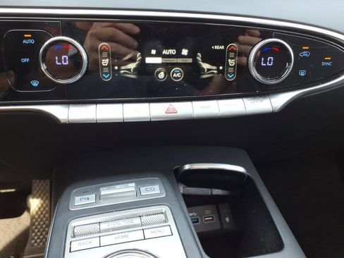 Used 2023 Genesis GV70 2.5T w/ Select Package AWD/4WD image 23