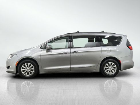 Used 2017 Chrysler Pacifica Touring-L FWD image 2