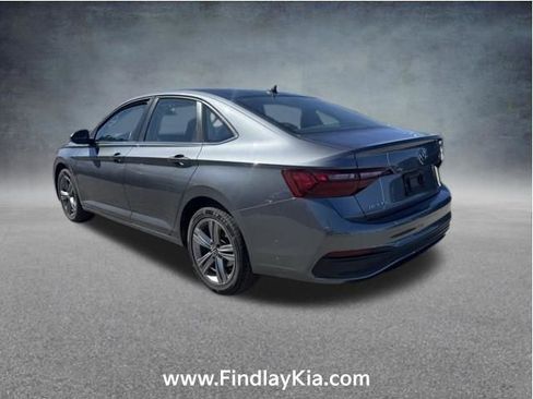 Used 2024 Volkswagen Jetta SE image 5