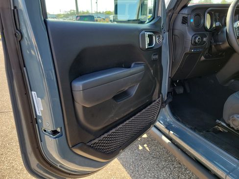 Used 2025 Jeep Wrangler Unlimited Rubicon 4xe w/ Safety Group AWD/4WD image 6