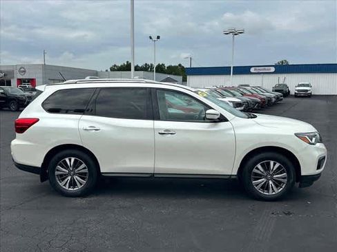 Used 2017 Nissan Pathfinder SV FWD image 2