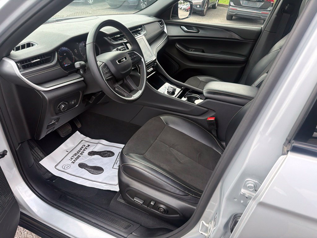 Used 2023 Jeep Grand Cherokee Altitude AWD/4WD image 14