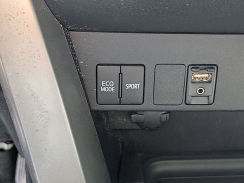Used 2018 Toyota RAV4 LE AWD/4WD image 21