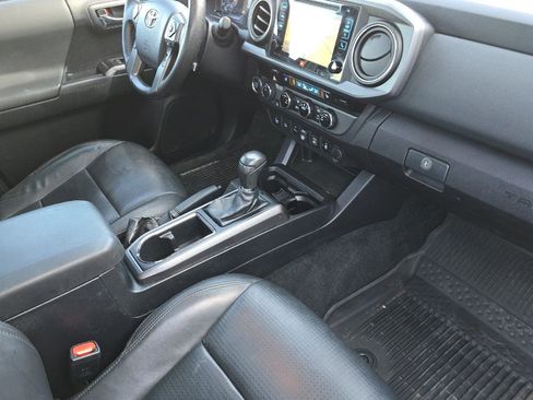 Used 2018 Toyota Tacoma TRD Off-Road image 17