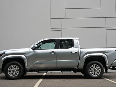 Used 2025 Toyota Tacoma SR5 AWD/4WD image 9