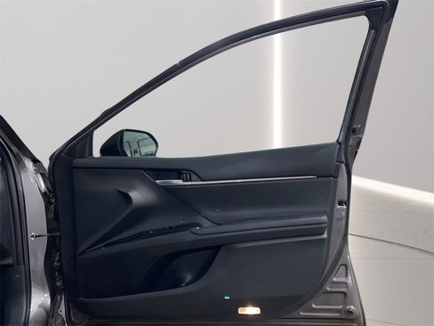 Used 2018 Toyota Camry LE image 12