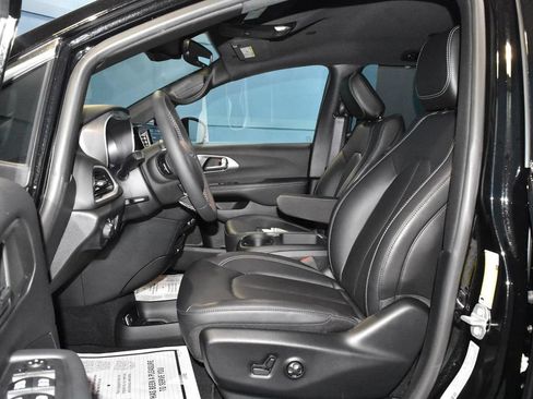 Used 2025 Chrysler Voyager LX FWD image 6