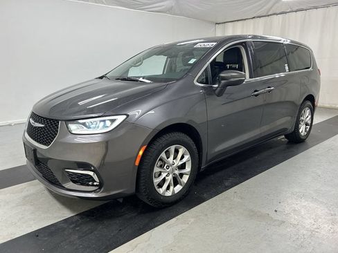 Used 2023 Chrysler Pacifica Touring-L AWD/4WD image 5