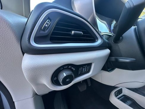 Used 2024 Chrysler Pacifica Touring-L FWD image 21