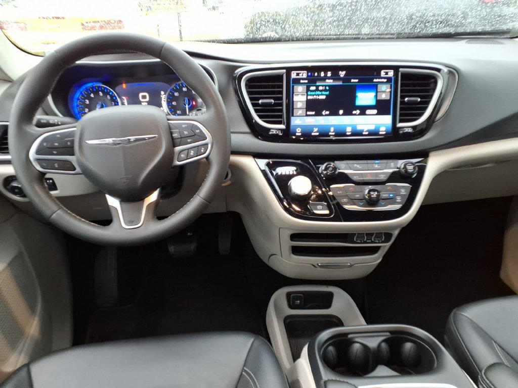 Certified 2024 Chrysler Pacifica Touring-L FWD image 15