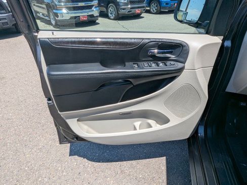 Used 2018 Dodge Grand Caravan SE w/ UConnect Hands-Free Group FWD image 9