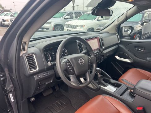 Used 2022 Nissan Frontier SV w/ Technology Package image 18