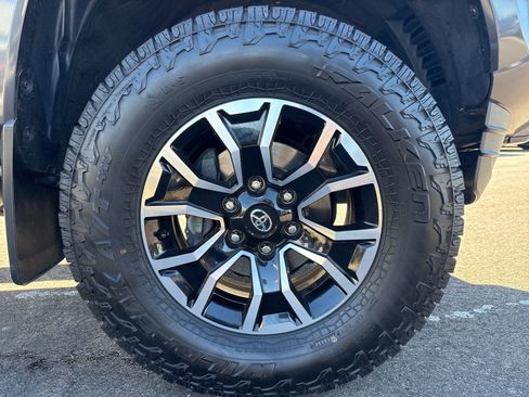 Used 2022 Toyota Tacoma TRD Sport image 10