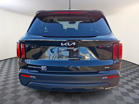 Used 2023 Kia Sorento LX image 5