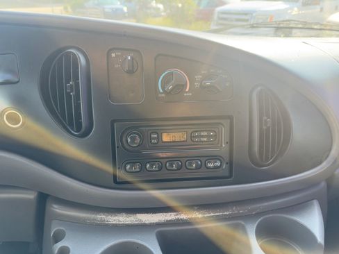 Used 2001 Ford E-150 and Econoline 150 image 14