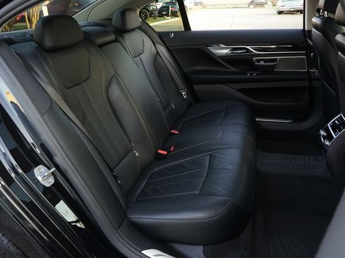 Used 2018 BMW 740i image 13