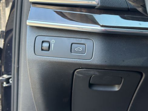 Used 2019 Volvo XC90 T5 Momentum w/ Protection Package FWD image 17