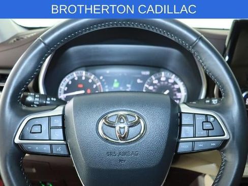 Used 2022 Toyota Highlander XLE AWD/4WD image 17