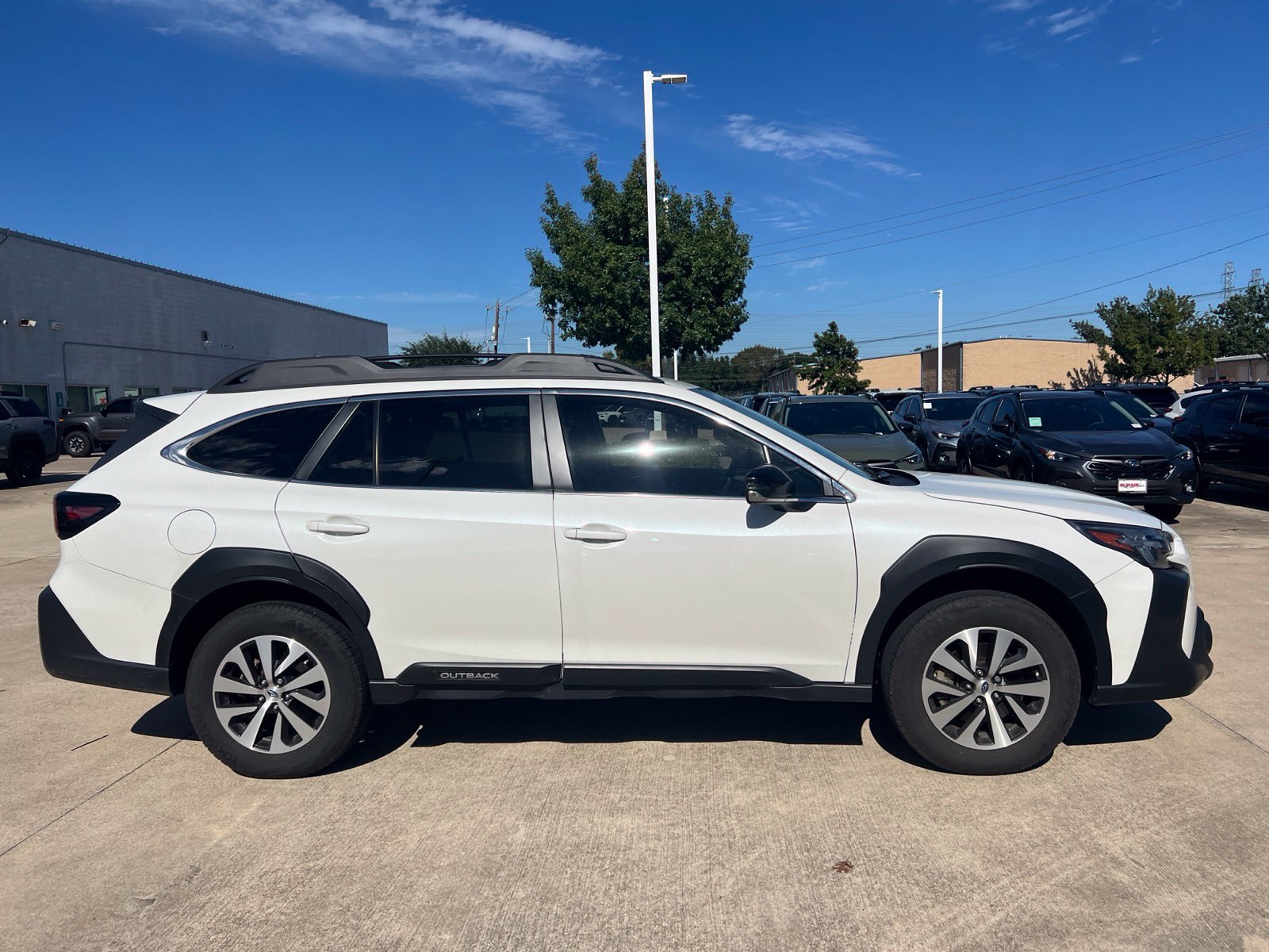 Used 2025 Subaru Outback Premium AWD/4WD image 3