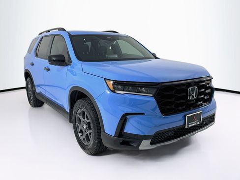 Used 2025 Honda Pilot TrailSport image 1