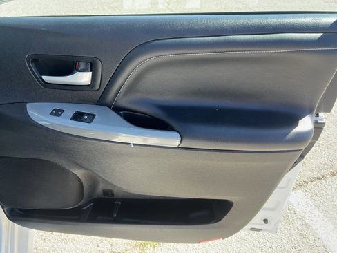 Used 2015 Toyota Sienna SE Premium image 16