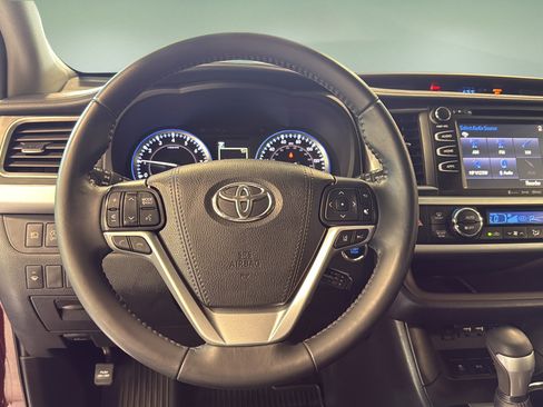 Used 2019 Toyota Highlander XLE AWD/4WD image 25