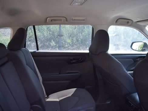 Used 2025 Toyota Highlander LE FWD image 23