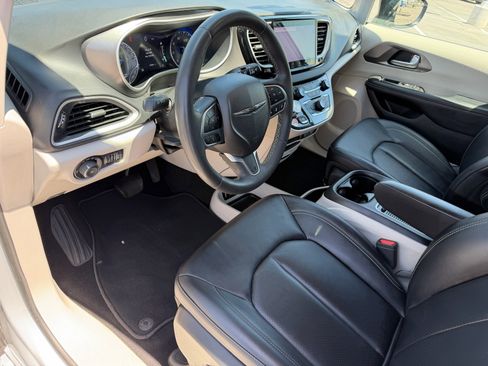 Used 2024 Chrysler Pacifica Touring-L FWD image 14