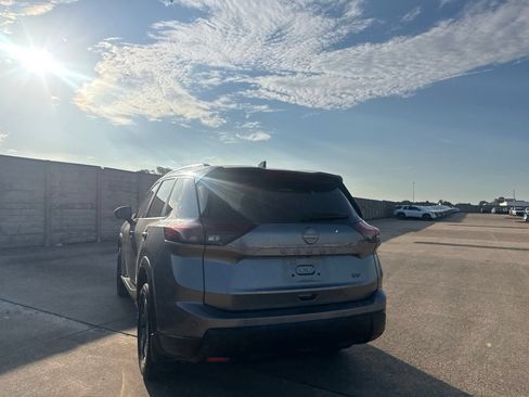 Used 2024 Nissan Rogue SV w/ SV Premium Package FWD image 15