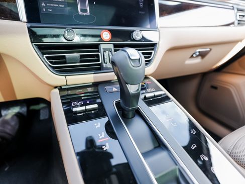 Used 2025 Porsche Macan image 20