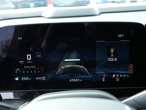 Used 2025 Chevrolet Suburban Z71 image 17