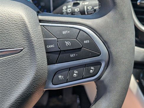 Used 2023 Chrysler Pacifica Touring-L FWD image 23