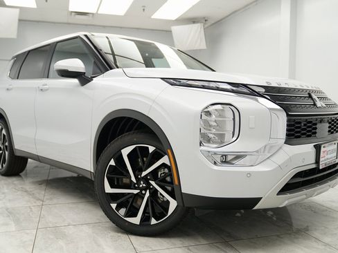 Used 2024 Mitsubishi Outlander SE image 1