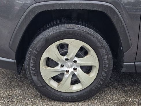 Used 2019 Toyota RAV4 LE FWD image 12
