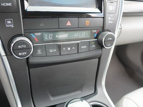 Used 2015 Toyota Camry XLE w/ Moonroof Package FWD image 19