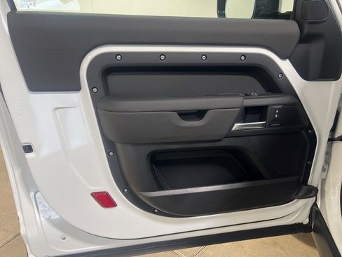 Used 2025 Land Rover Defender 90 S image 9