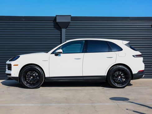 New 2025 Porsche Cayenne E-Hybrid image 2