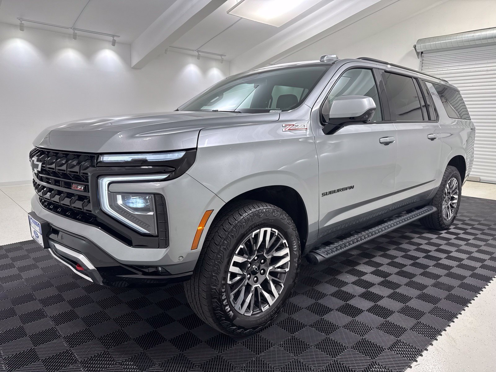 Used 2025 Chevrolet Suburban Z71 AWD/4WD image 3