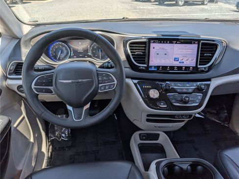 Used 2023 Chrysler Pacifica Touring-L FWD image 18