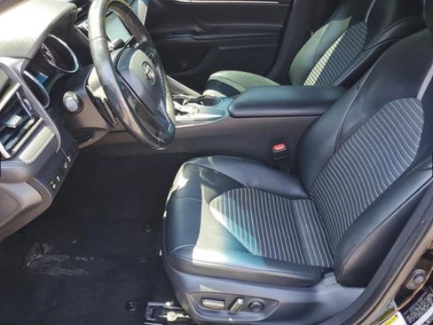 Used 2020 Toyota Camry SE image 4